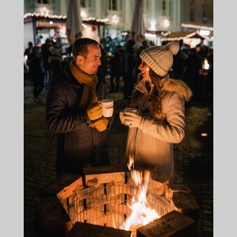 Pärchen beim Adventmarkt am Hartberger Hauptplatz | studio draussen | © Oststeiermark Tourismus, cmvisuals
