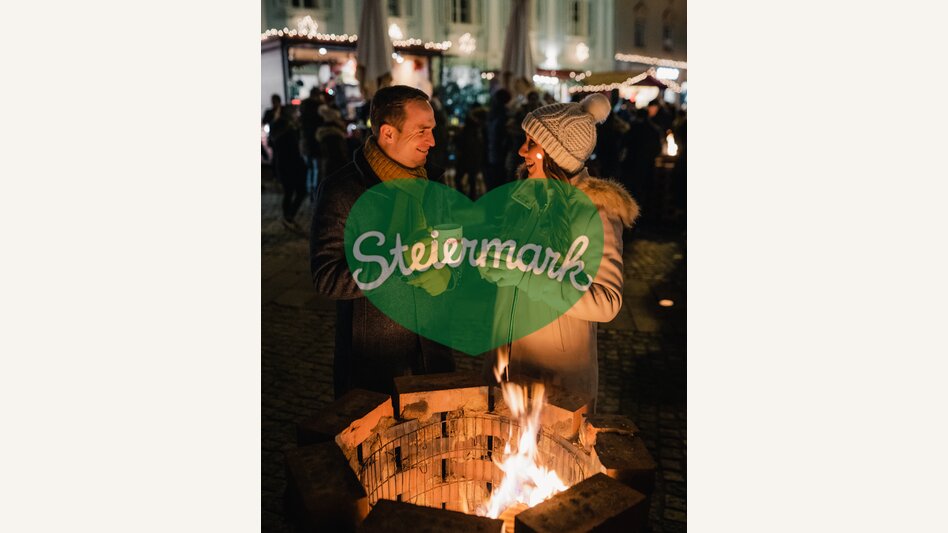 Pärchen beim Adventmarkt am Hartberger Hauptplatz | studio draussen | © Oststeiermark Tourismus, cmvisuals