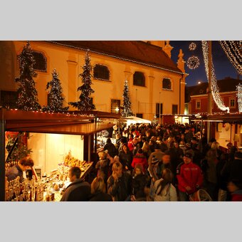 Christkindlmarktstände mit Besuchern | ©  Oststeiermark Tourismus | Bernhard Bergmann