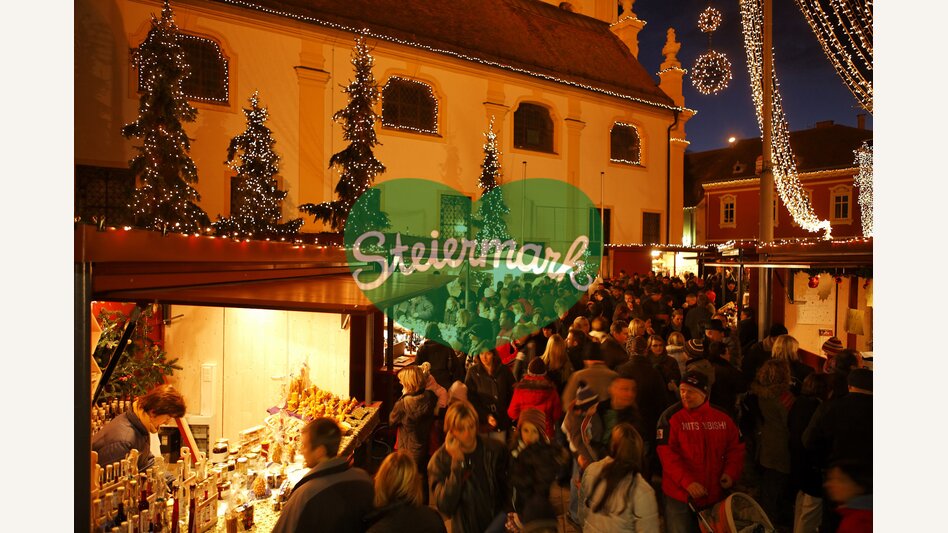 Christkindlmarktstände mit Besuchern | ©  Oststeiermark Tourismus | Bernhard Bergmann