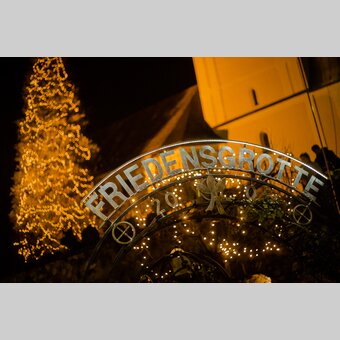 Friedensgrotte mit Weihnachtsbeleuchtung im Hintergrund in St. Ruprecht | ©  Oststeiermark Tourismus | Joachim Otter