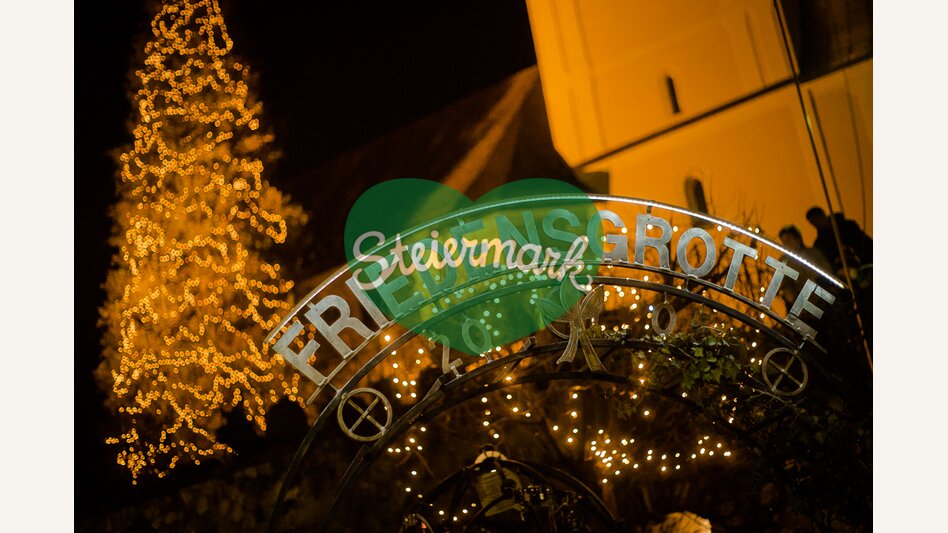 Friedensgrotte mit Weihnachtsbeleuchtung im Hintergrund in St. Ruprecht | ©  Oststeiermark Tourismus | Joachim Otter