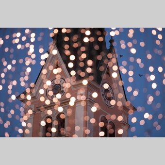 Verschneite Kirche Gleisdorf mit weihnachtlicher Beleuchtung | ©  Oststeiermark Tourismus | © Gernot Muhr/Stadtgem. Gleisdorf