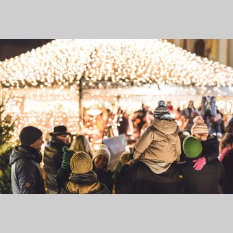 Adventmarkt in Gleisdorf mit Weihnachtsbeleuchtung  | ©  Oststeiermark Tourismus | Hannes Mautner
