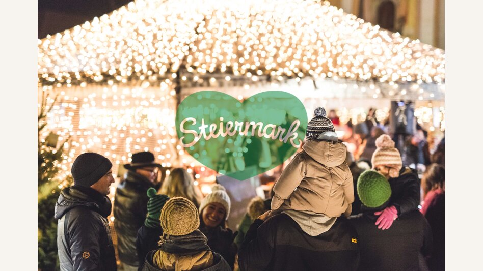 Adventmarkt in Gleisdorf mit Weihnachtsbeleuchtung  | ©  Oststeiermark Tourismus | Hannes Mautner