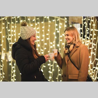 Zwei Frauen mit Glühwein auf dem Adventmarkt Gleisdorf | ©  Oststeiermark Tourismus | Hannes Mautner