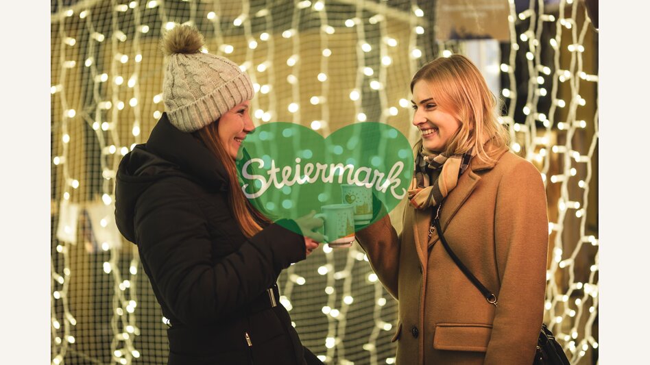 Zwei Frauen mit Glühwein auf dem Adventmarkt Gleisdorf | ©  Oststeiermark Tourismus | Hannes Mautner