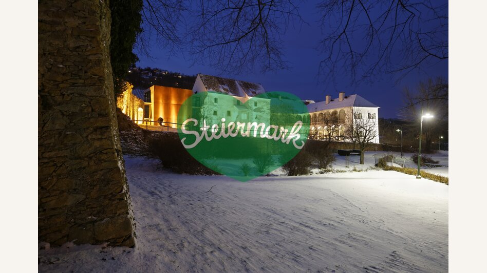 Beleuchtetes Schloss Hartberg im Winter | ©  Oststeiermark Tourismus | Bernhard Bergmann