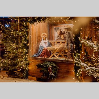 Beleuchtete Krippe auf dem Adventmarkt in Pinggau | ©  Oststeiermark Tourismus | Florian Luckerbauer