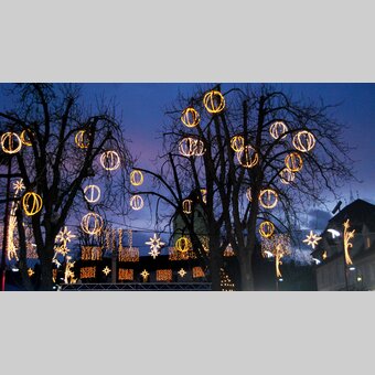 Weihnachtsbeleuchtung auf Bäumen in Weiz | ©  Oststeiermark Tourismus | Stadtmarketing Weiz