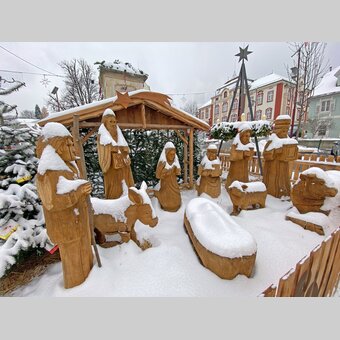 Verschneite Holzkrippe auf dem Adventmarkt Weiz | ©  Oststeiermark Tourismus | Heran