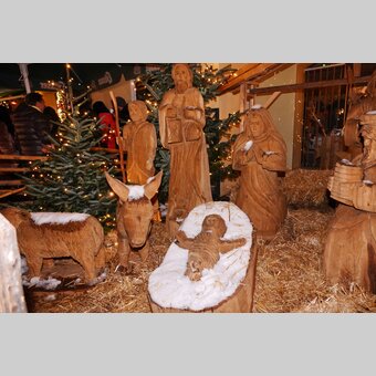 Holzkrippe am Christkindlmarkt in Weiz am Abend | ©  Oststeiermark Tourismus | Heran