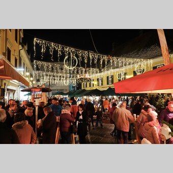 Menschenmengen auf dem Christkindlmarkt Weiz am Abend | © Oststeiermark Tourismus | Heran