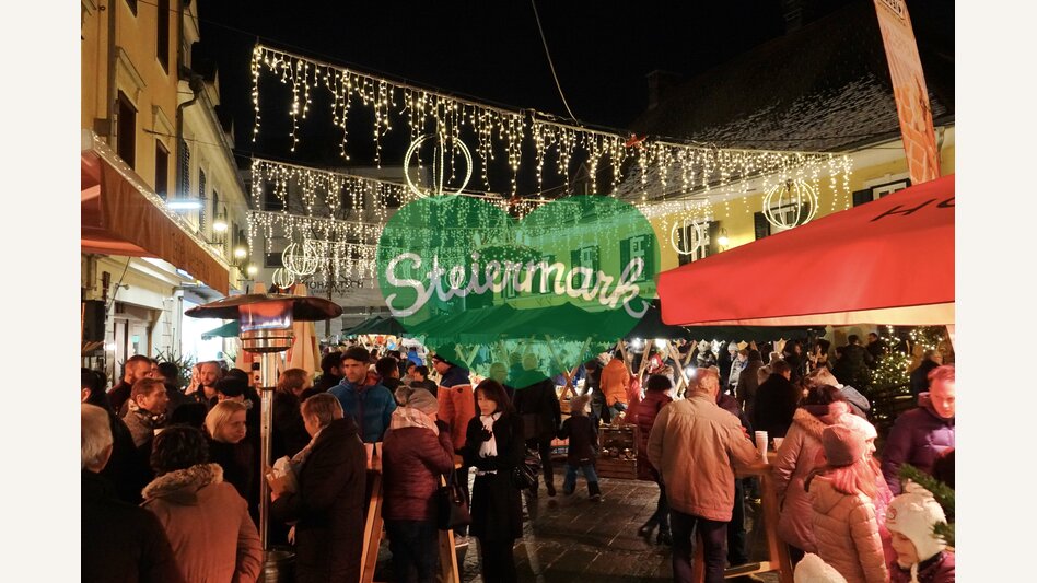 Menschenmengen auf dem Christkindlmarkt Weiz am Abend | © Oststeiermark Tourismus | Heran