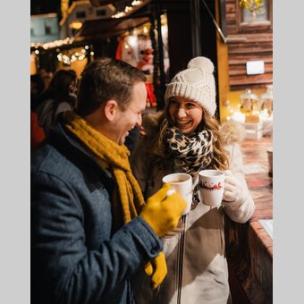 Glühweintrinken beim Hartberger Weihnachtszauber | ©  Oststeiermark Tourismus | studio draussen