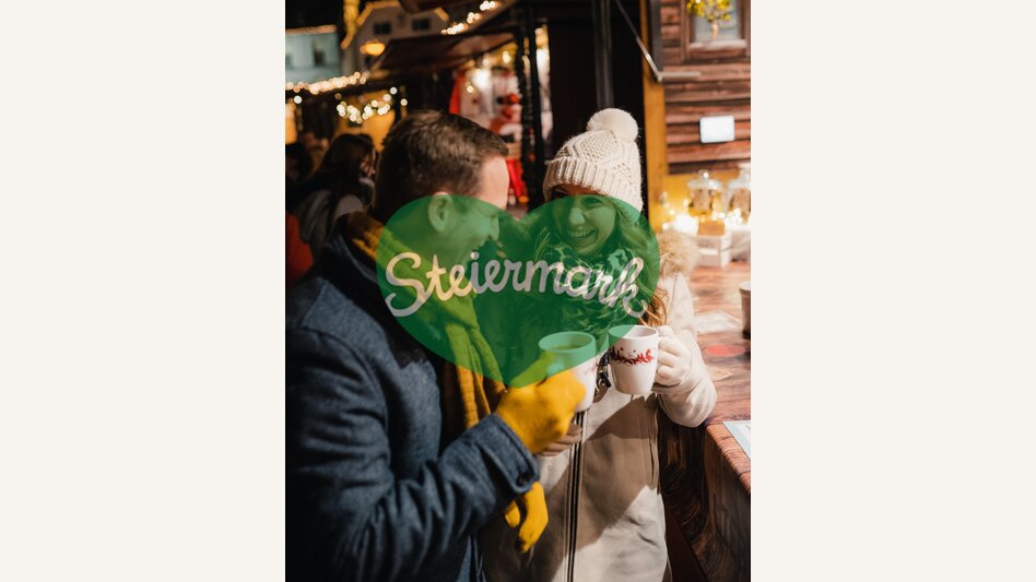 Glühweintrinken beim Hartberger Weihnachtszauber | ©  Oststeiermark Tourismus | studio draussen