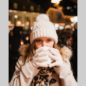 Heißgetränk genießen beim Hartberger Weihnachtszauber | © Oststeiermark Tourismus | studio draussen