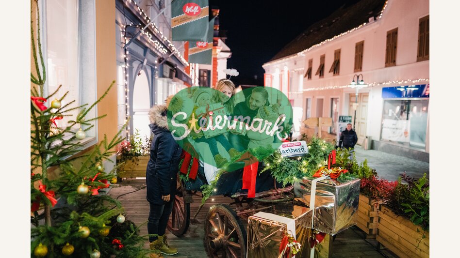 Christkind mit Geschenken am Adventmarkt in Hartberg | © Oststeiermark Tourismus | studio draussen