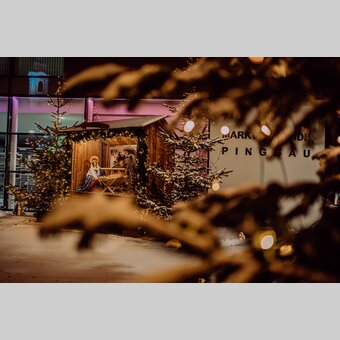 Beleuchtete Krippe auf dem Adventmarkt in Pinggau | © Oststeiermark Tourismus | Florian Luckerbauer