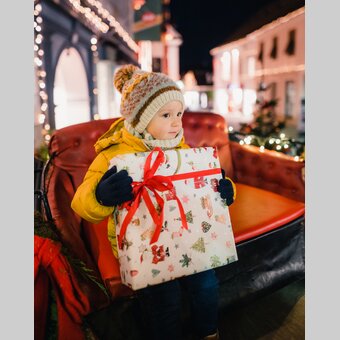 Kind mit Geschenk beim Weihnachtszauber in Hartberg | © Oststeiermark Tourismus | studio draussen