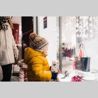 Kind mit Geschenk beim Hartberger Adventmarkt | © Oststeiermark Tourismus | studio draussen