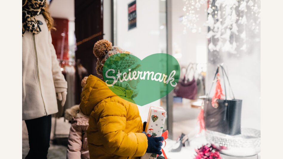 Kind mit Geschenk beim Hartberger Adventmarkt | © Oststeiermark Tourismus | studio draussen