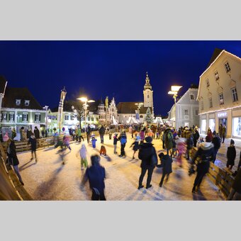 Eislaufen am Hartberger Hauptplatz in der Oststeiermark | © Oststeiermark Tourismus | Bernhard Bergmann