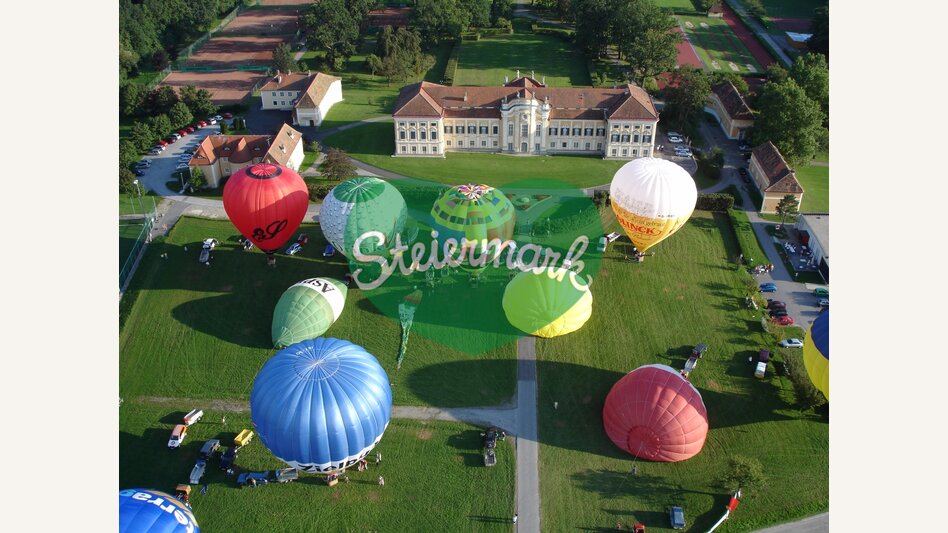 Heißluftballone beim Start in Schielleiten | ©  Oststeiermark Tourismus | Bernhard Bergmann
