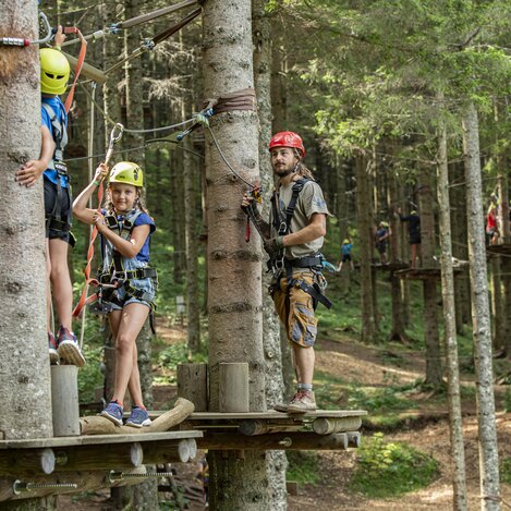 Climbing at the Almerlebnispark Teichalm in the Almenland Nature Park in Eastern Styria | ©  Oststeiermark Tourismus | Rene Strasser