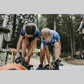 Kinder beim Anlegen der Kletterausrüstung für den Almerlebnispark Teichalm | Rene Strasser | © Oststeiermark Tourismus, Rene Strasser