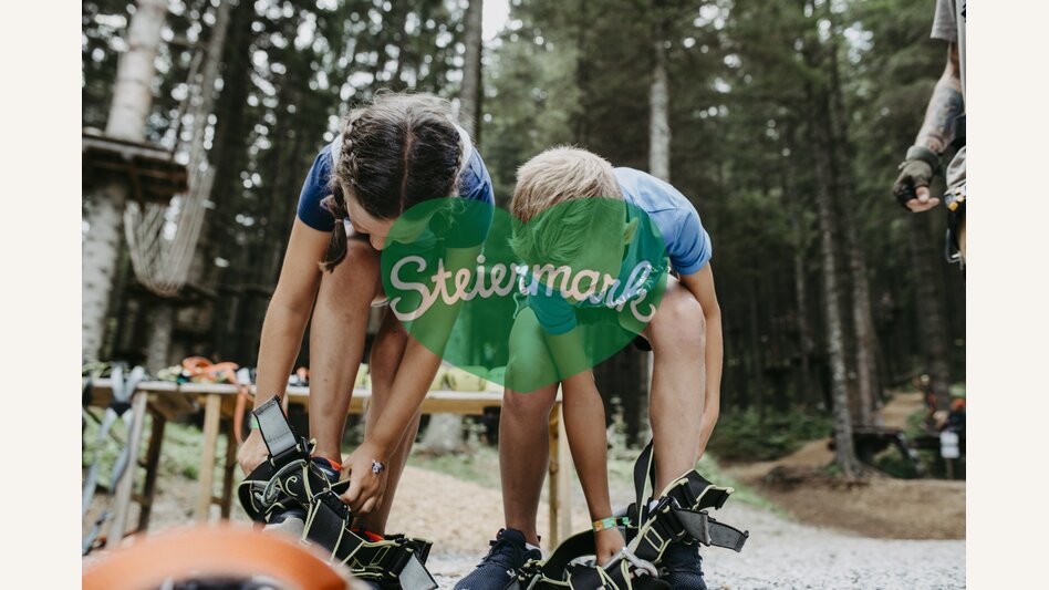 Kinder beim Anlegen der Kletterausrüstung für den Almerlebnispark Teichalm | Rene Strasser | © Oststeiermark Tourismus, Rene Strasser