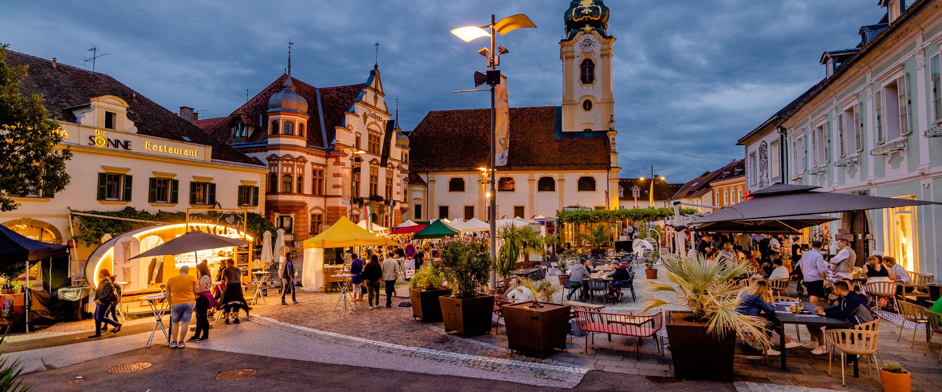 Visitors at Hartberg main square in the evening | © TV Oststeiermark | Wolfgang Spekner
