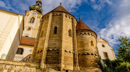 Pfarrkirche und Karner Turm in Hartberg  von unten | © TV Oststeiermark | Wolfgang Spekner
