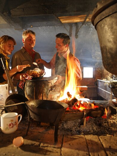 Freshly made food over open fire | ©  Oststeiermark Tourismus | Bernhard Bergmann