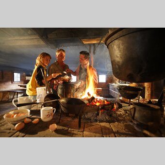 Frisch gemachte Speise über offenem Feuer | ©  Oststeiermark Tourismus | Bernhard Bergmann