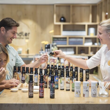 Tasting at the Fandler oil mill in the Pöllauer Tal Nature Park in Eastern Styria | ©  Oststeiermark Tourismus | Bernhard Bergmann