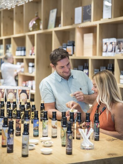 Oil tasting at the Fandler oil mill | ©  Oststeiermark Tourismus | Bernhard Bergmann | © Oststeiermark Tourismus, Bernhard Bergmann