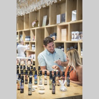 Öle verkosten in der Ölmühle Fandler | Bernhard Bergmann | © Oststeiermark Tourismus, Bernhard Bergmann