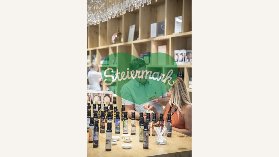 Öle verkosten in der Ölmühle Fandler | Bernhard Bergmann | © Oststeiermark Tourismus, Bernhard Bergmann