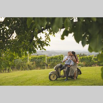 Ausflug auf dem Motorrad in der Oststeiermark mit Weinreben im Hintergrund | ©  Oststeiermark Tourismus | Bernhard Bergmann
