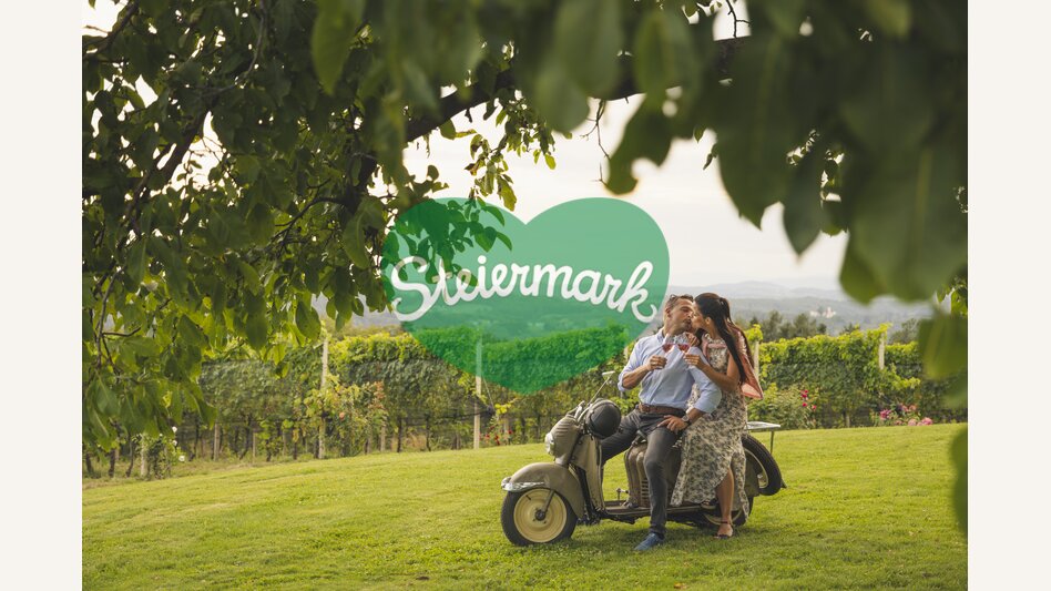Ausflug auf dem Motorrad in der Oststeiermark mit Weinreben im Hintergrund | ©  Oststeiermark Tourismus | Bernhard Bergmann