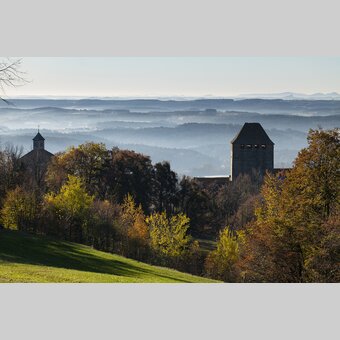 Burg Neuberg im herbstlichen Nebel | © Oststeiermark Tourismus | Bernhard Bergmann
