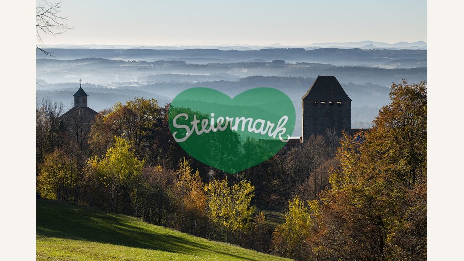 Burg Neuberg im herbstlichen Nebel | © Oststeiermark Tourismus | Bernhard Bergmann