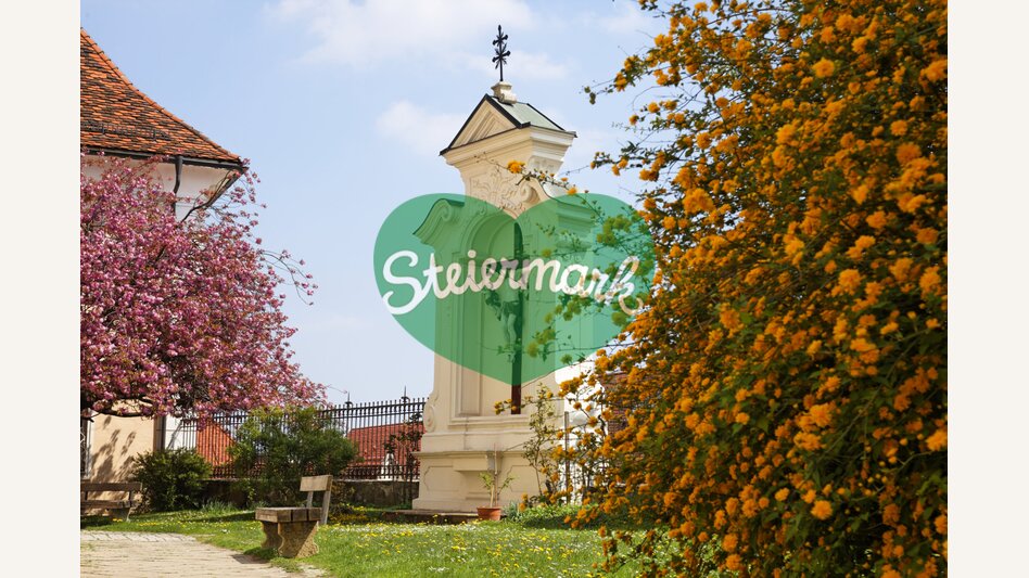 Blühende Bäume am Kirchplatz in Hartberg in Oststeiermark | © Oststeiermark Tourismus | Bernhard Bergmann