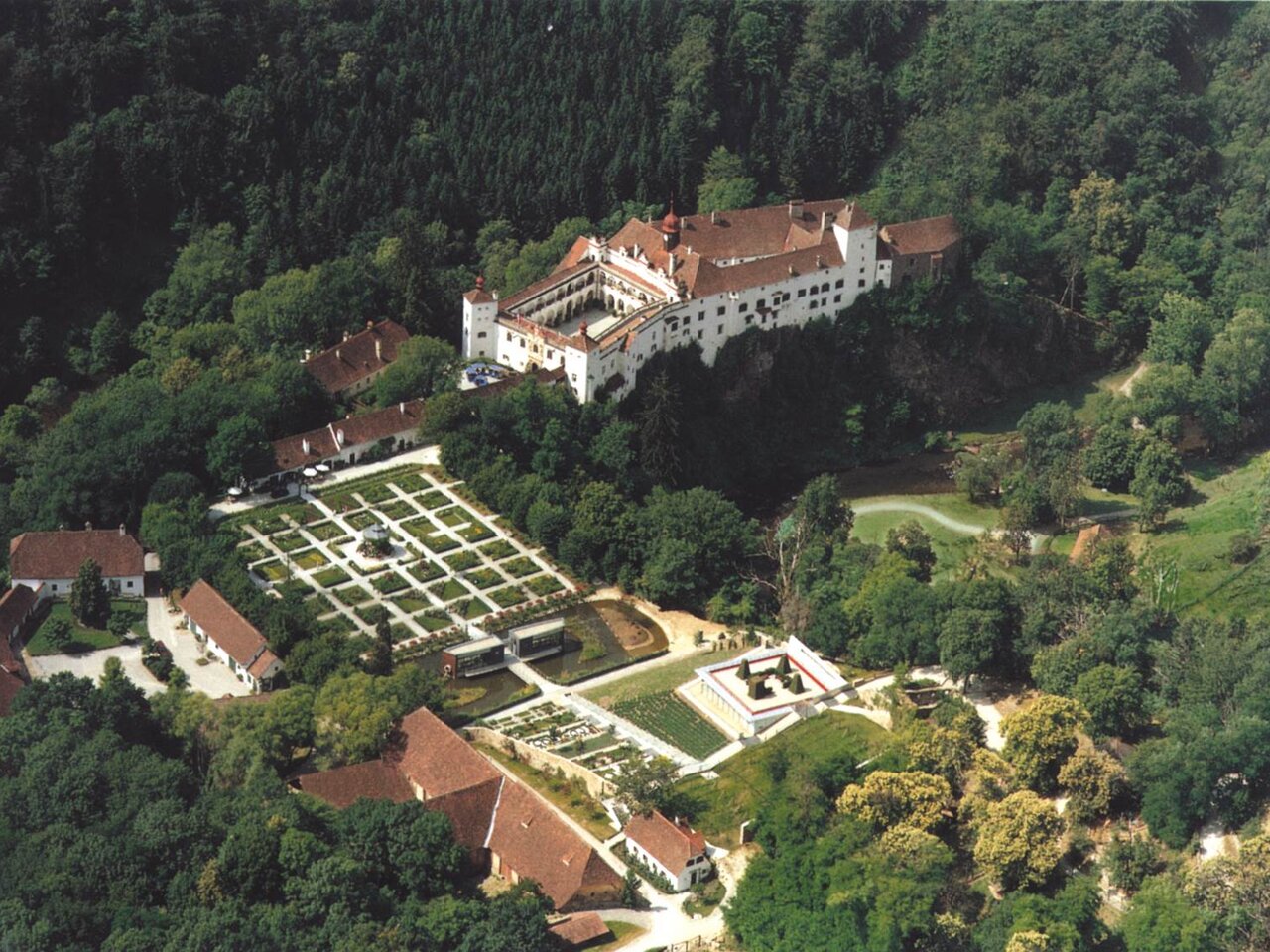 Herberstein Garden Palace from above in Eastern Styria | ©  Oststeiermark Tourismus | Bernhard Bergmann