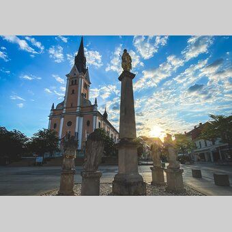 Sonnenaufgang bei der Stadtpfarrkirche Gleisdorf in der Oststeiermark | ©  Oststeiermark Tourismus | Stadtmarketing Gleisdorf