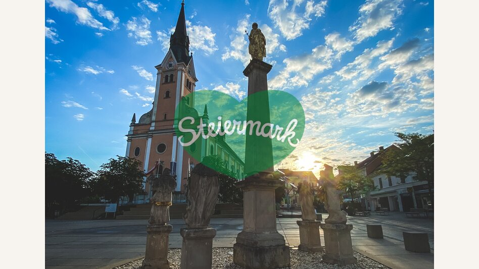 Sonnenaufgang bei der Stadtpfarrkirche Gleisdorf in der Oststeiermark | ©  Oststeiermark Tourismus | Stadtmarketing Gleisdorf