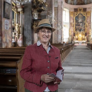 Church tour in Pöllau with Mrs. Kliem | © TV Oststeiermark | Rene Strasser