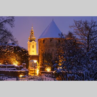 Verschneiter Reckturm und Kirche Hartberg am Abend | © Oststeiermark Tourismus | Bernhard Bergmann