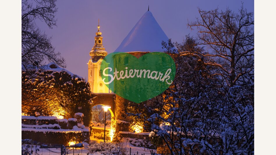 Verschneiter Reckturm und Kirche Hartberg am Abend | © Oststeiermark Tourismus | Bernhard Bergmann